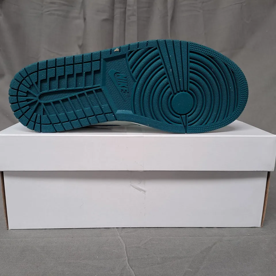 BOXED PAIR OF NIKE AIR JORDAN 1 MID SE SHOES IN AQUA/WHITE UK SIZE 6.5