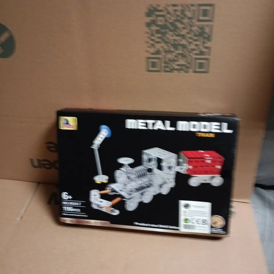METAL MODEL VEHICLE WITH TRAILER – BOXED TOY (6+)