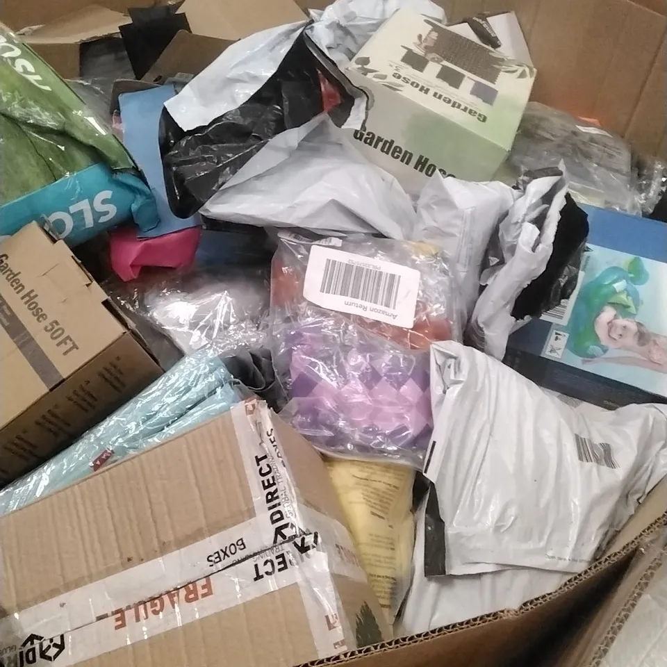 A PALLET CONTAINING A LARGE QUANTITY OF ASSORTED GARDEN HOSES, SWIMMING PRODUCTS ETC