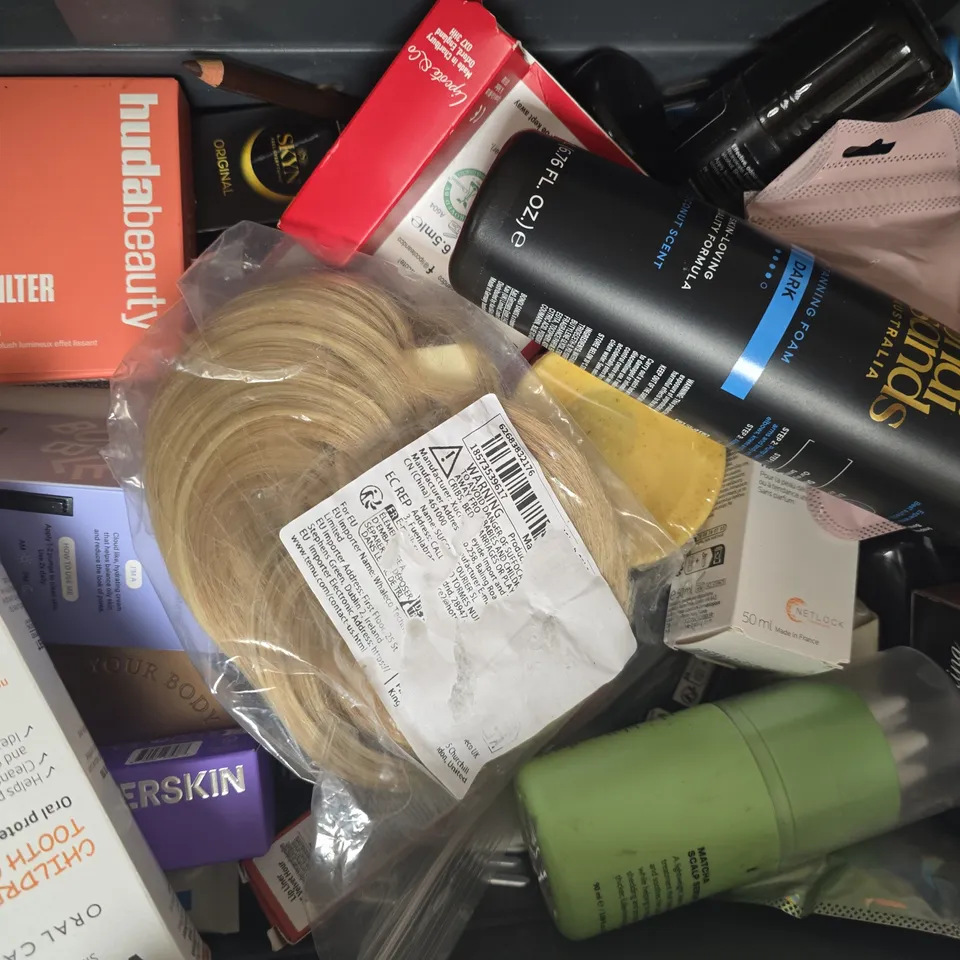 APPROXIMATELY 20 ASSORTED COSMETIC ITEMS INCLUDING VARIOUS MAKES AND BRANDS - COLLECTION ONLY
