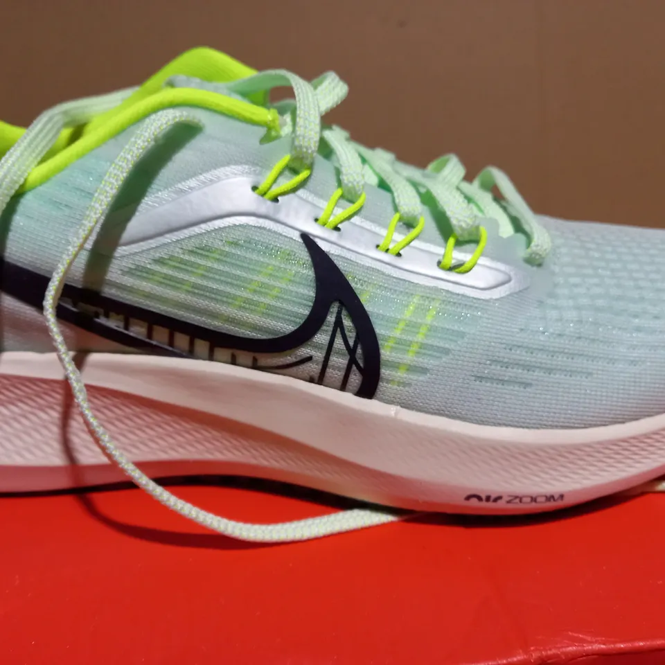 NIKE DH4072-301 AIR ZOOM PEGASUS 39 WOMENS TRAINER - SIZE 5.5