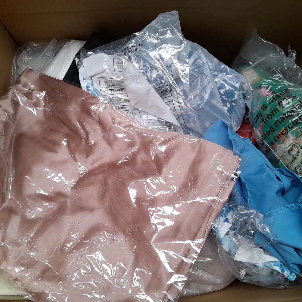 BOX OF APPROXIMATELY 25 ASSORTED CLOTHING ITEMS TO INCLUDE - BRA , SKIRT , HAT ETC