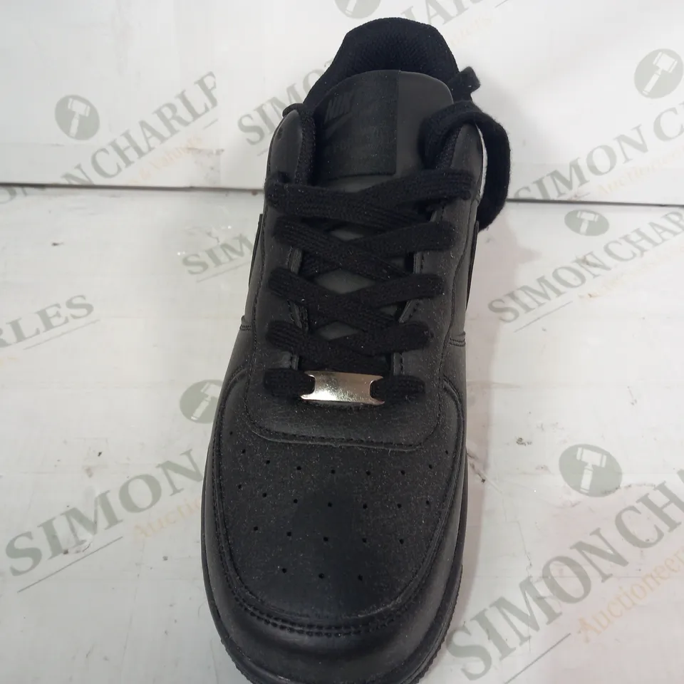 PAIR OF NIKE AIR FORCE 1 SHOES IN BLACK UK SIZE 6