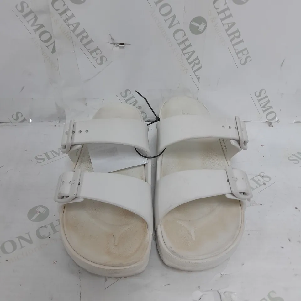BOXED PAIR OF SKECHERS ARCH FIT FOAMIES SLIDE SANDALS IN WHITE SIZE 6