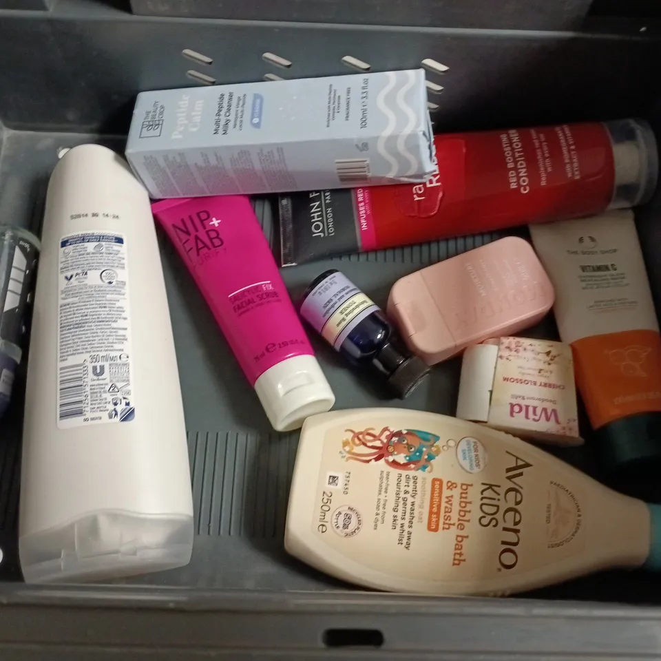 LOT OF APPROXIMATELY 15 ASSORTED HEALTH AND BEAUTY ITEMS TO INCLUDE NALAS, TRESEMME AND BYOMA