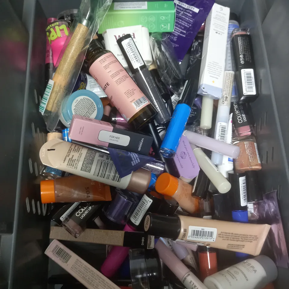 LARGE QUANTITY OF MAKE UP PRODUCTS TO INCLUDE MAYBELLINE MASCARA, FOUNDATION AND LIP COLOURS