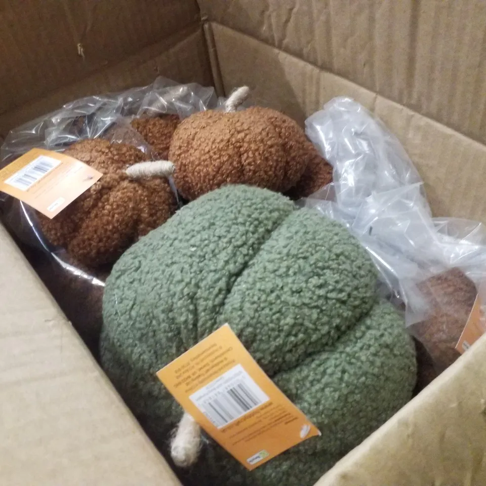 PALLET CONTAINING ASSORTED HALLOWEEN PRODUCTS & DECORATIONS INCLUDING FELT PUMPKINS & MACHE HAUNTED HOUSE