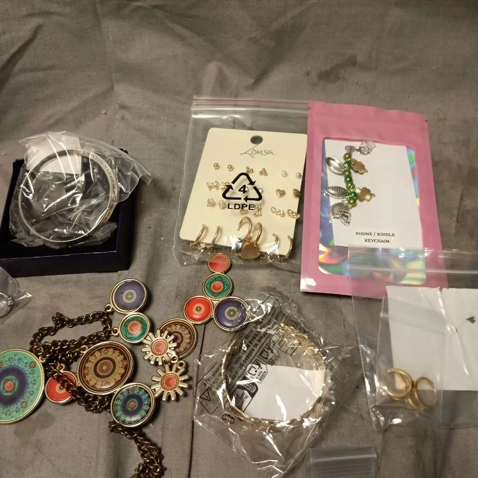 APPROXIMATELY 15 ASSORTED JEWELLERY PRODUCTS TO INCLUDE EARRINGS, NECKLACES, BRACELETS ETC 
