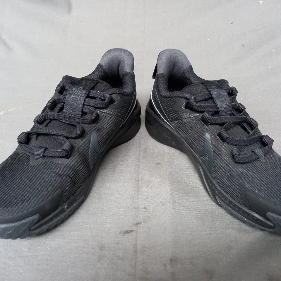 BOXED PAIR OF NIKE STAR RUNNER KIDS SHOES IN BLACK UK SIZE 13.5
