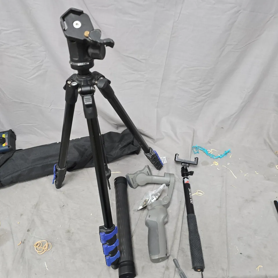 CAMERA TRIPOD WITH ADJUSTABLE LEGS AND PAN-TILT HEAD + ACCESSORIES