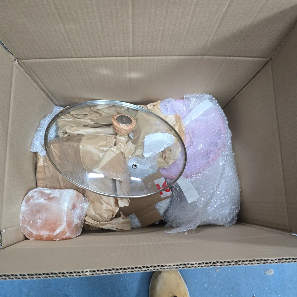 LOT OF APPROXIMATELY 20 ASSORTED POTTERY ITEMS TO INCLUDE MUG, PLATES AND PAN LIDS ETC