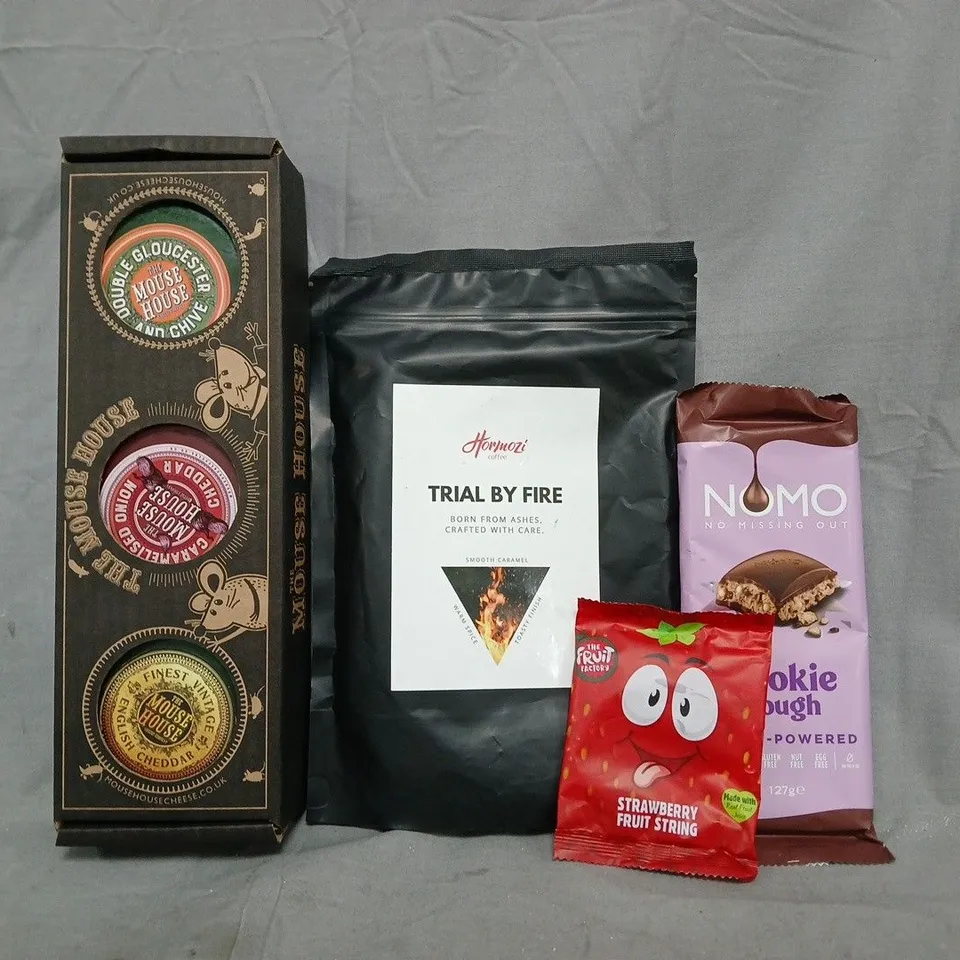 APPROXIMATELY 10 ASSORTED FOOD AND DRINK ITEMS TO INCLUDE NOMO CHOCOLATE, STRAWBERRY FRUIT STRING, ETC