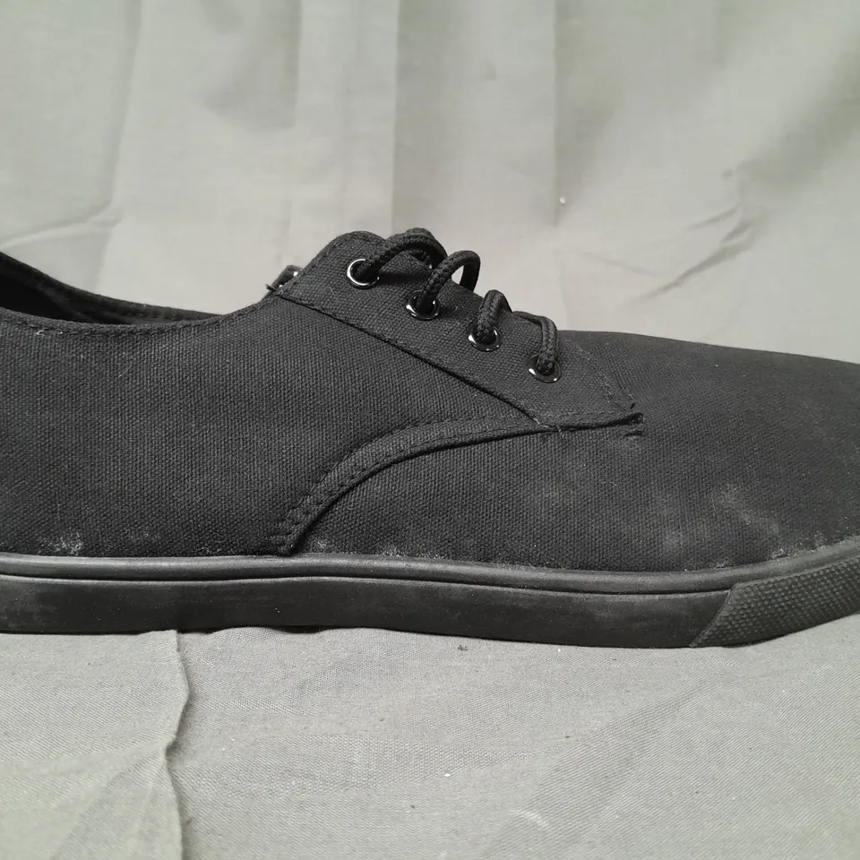 BOX OF APPROXIMATELY 5 PAIRS OF DESIGNER LACE UP SHOES IN BLACK - VARIOUS SIZES