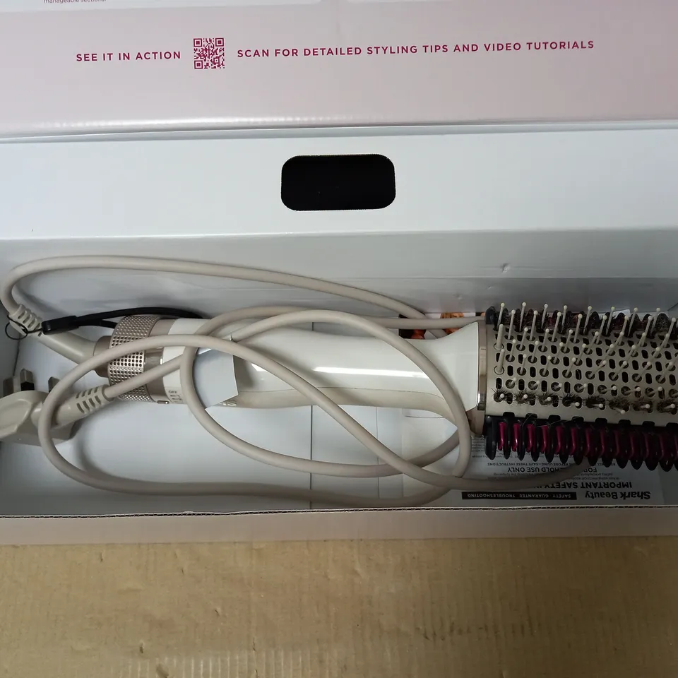 BOXED SHARK SMOOTHSTYLE HOT BRUSH & SMOOTHING COMB