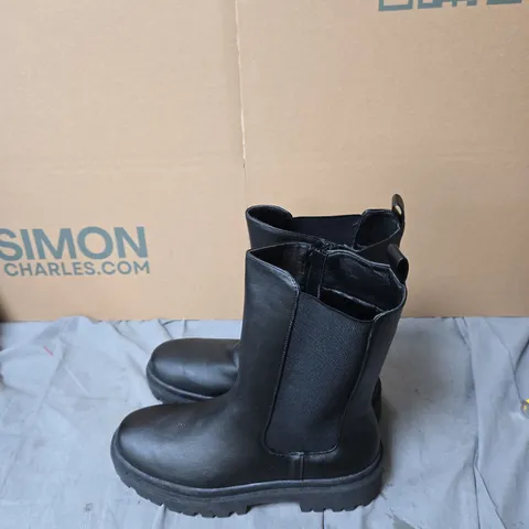 BLACK LEATHER CHELSEA BOOTS WITH ELASTIC SIDES β CHUNKY SOLE SIZE 7