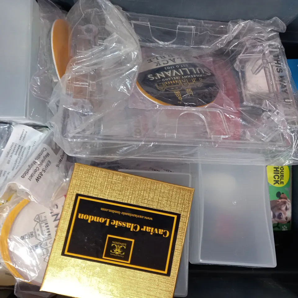 LOT OF APPROXIMATELY 10 ASSORTED HOUSEHOLD ITEMS TO INCLUDE SOLAR CHARGE CONTROLLER, DOGGY BAGS, DIGITAL POCKET SCALE, ETC