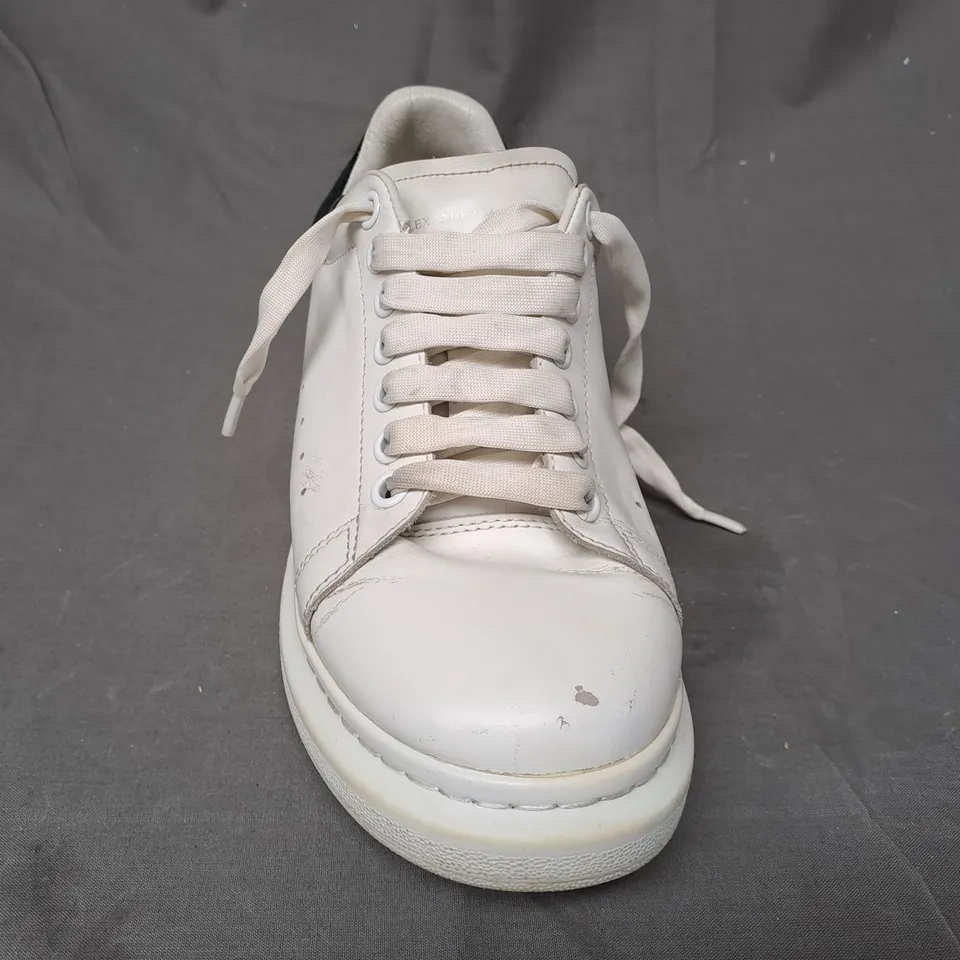 PAIR OF ALEXANDER MCQUEEN SHOES IN WHITE/BLACK EU SIZE 42
