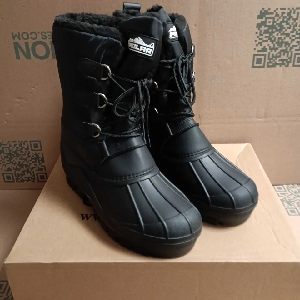 BOXED PAIR OF POLAR BLACK WINTER BOOTS – UK 9 