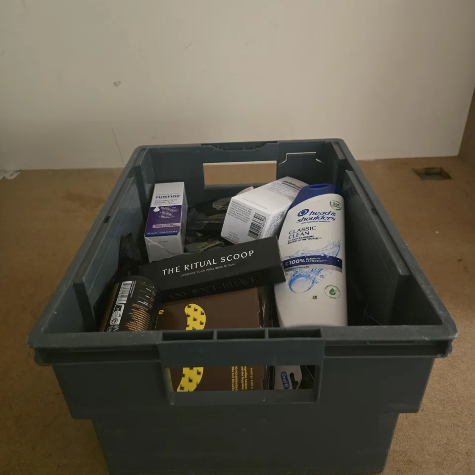 TOTE OF APPROXIMATELY 20 ASSORTED COSMETIC ITEMS TO INCLUDE HEAD AND SHOULDERS, PURIFIDE, THE RITUAL SCOOP, MANSCAPED, SEBA MED, RHODE PEPTIDE EYE PREP ETC