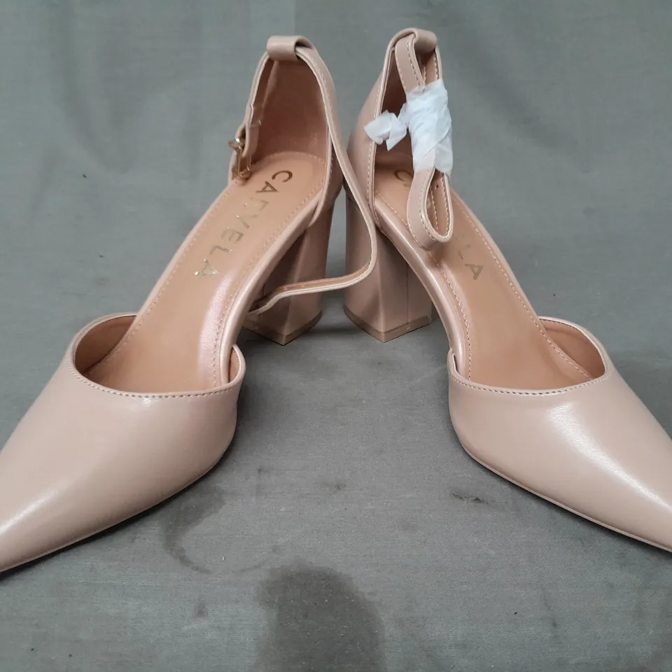 BOXED PAIR OF CARVELA POINTED TOE BLOCK HEEL SHOES IN BLUSH SIZE EU 36