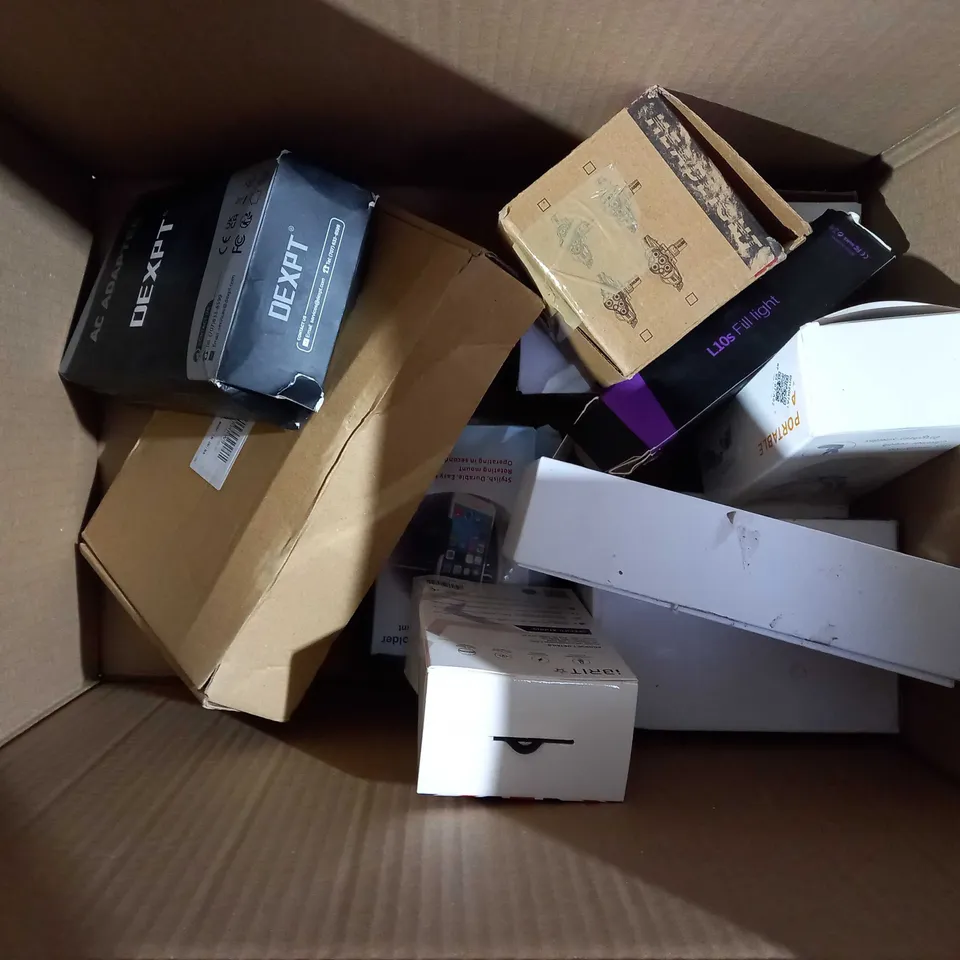 BOX OF APPROXIMATELY 10 ASSORTED HOUSEHOLD ITEMS TO INCLUDE NECK FAN, RACING BATTERY, ETC