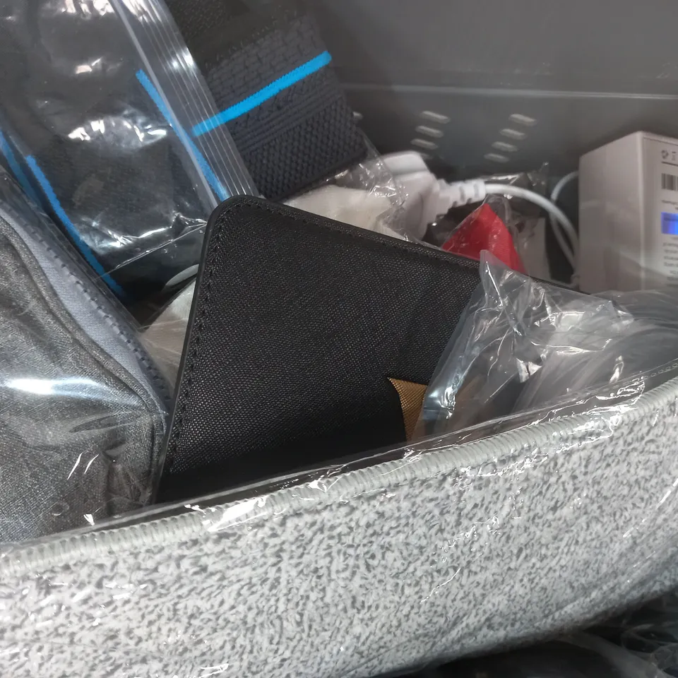 APPROXIMATELY 10 ASSORTED HOUSEHOLD ITEMS TO INCLUDE HEADACHE RELIEF HAT, RIGHT ANGLE FLASH LIGHT, COLLAR, ETC