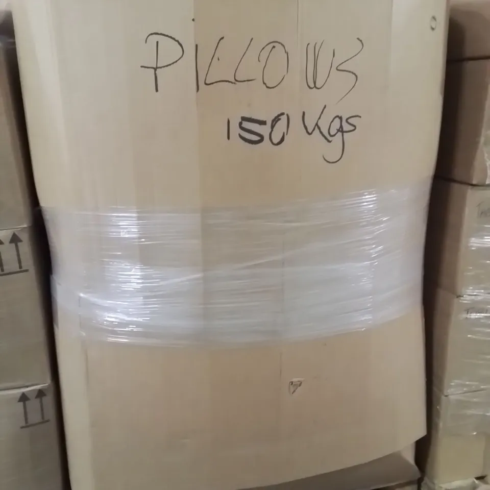 PALLET CONTAINING A LARGE QUANTITY OF PILLOWS