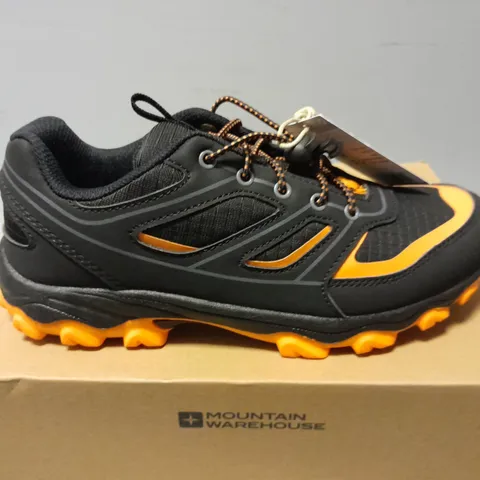 BOXED PAIR OF MOUNTAIN WAREHOUSE KIDS RUNNING TRAINERS IN BLACK/ORANGE - UK 4