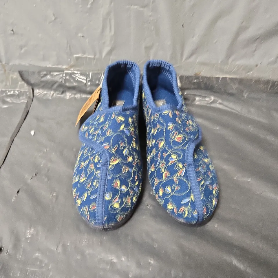 UNBOXED PAIR OF DUNLOP WOMENS BLUEBELL SLIPPERS IN NAVY - SIZE 5