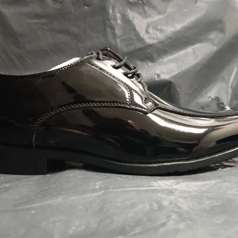 BOXED PAIR OF UNBRANDED LACE UP SHOES IN BLACK SIZE EU 42