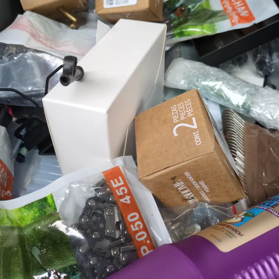 APPROXIMATELY 20 ASSORTED HOUSEHOLD ITEMS INCLUDING ALL PURPOSE WALLPAPER ADHESIVE , NATURAL CLEANING CLAY AND MOULD MAGIC 