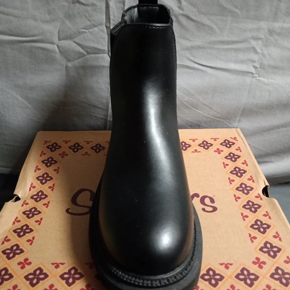 SKECHERS BLACK LEATHER CHELSEA BOOTS – UK SIZE 4