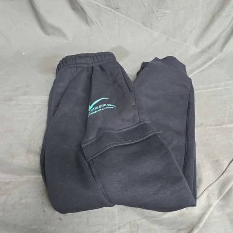 NIKE ATHLETIC DEPT CARGO JOGGERS IN BLACK/AQUA SIZE M