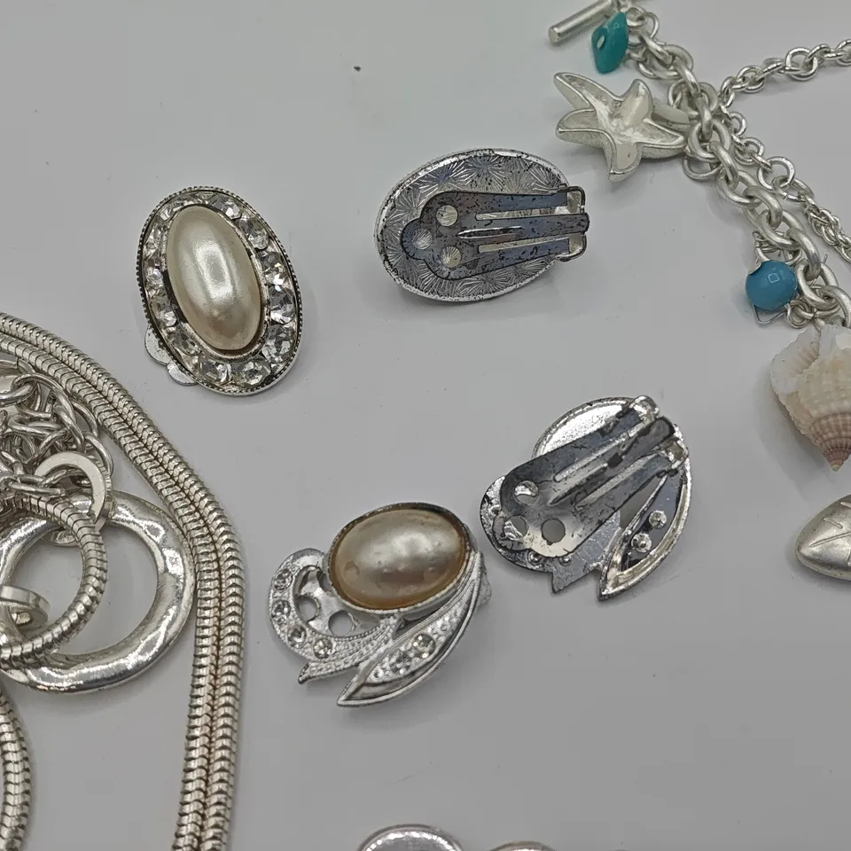 LOT OF 9 ASSORTED SILVER TONE JEWELLERY ITEMS TO INCLUDE CHARM BRACELET, BRACELET, NECKLACE AND PENDANT NECKLACE