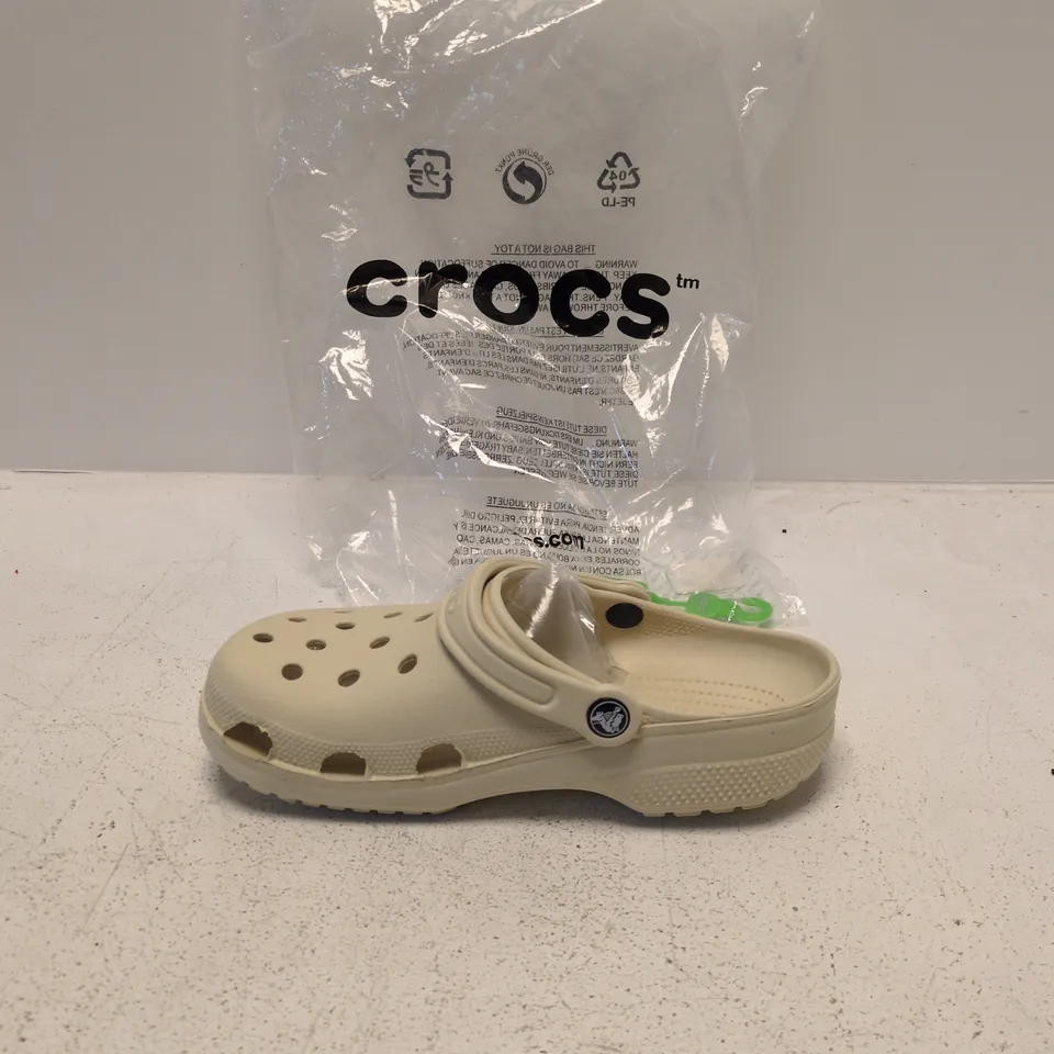 CROCS CLASSIC CLOGS – BEIGE, UK 6 (US MEN 7 / US WOMEN 5)