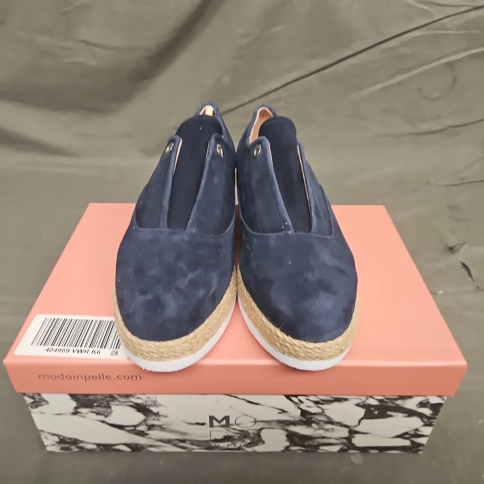 BOXED PAIRD OF MODA IN PELLE FELICIE NAVY SUDED LOAFERS - UK SIZE 39