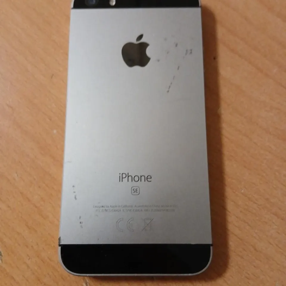 APPLE IPHONE SE – SILVER, USED, POWERS ON TO APPLE LOGO