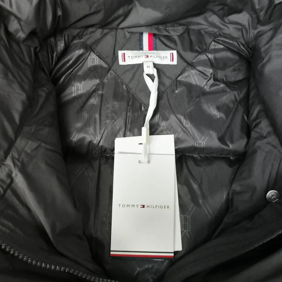 TOMMY HILFIGER BLACK HOODED PUFFER JACKET – SIZE UK M