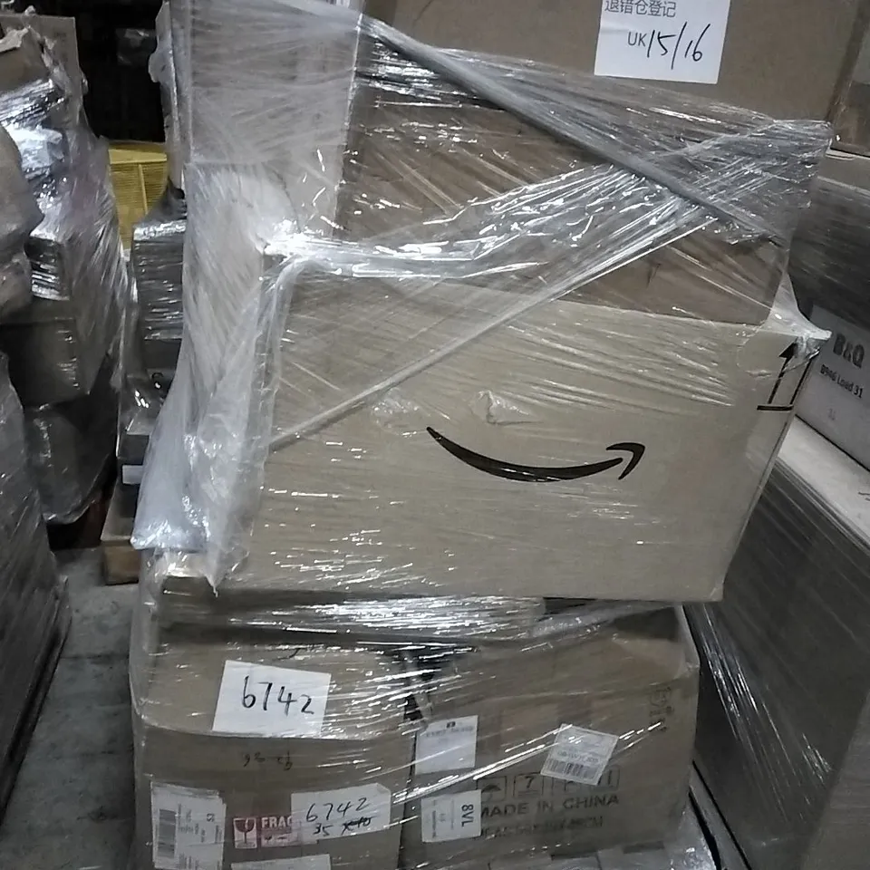 PALLET OF HOUSEHOLD ITEMS TO INCLUDE BAGGED SPARK POSITIVE GRID CARRY BAGS, BOXED BATHROOM SETS AND OTHER ASSORTED ITEMS...