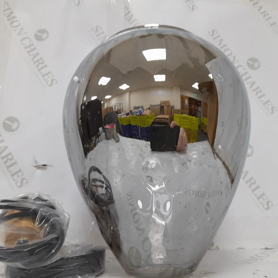 REFLECTIVE MIRRORED LAMP