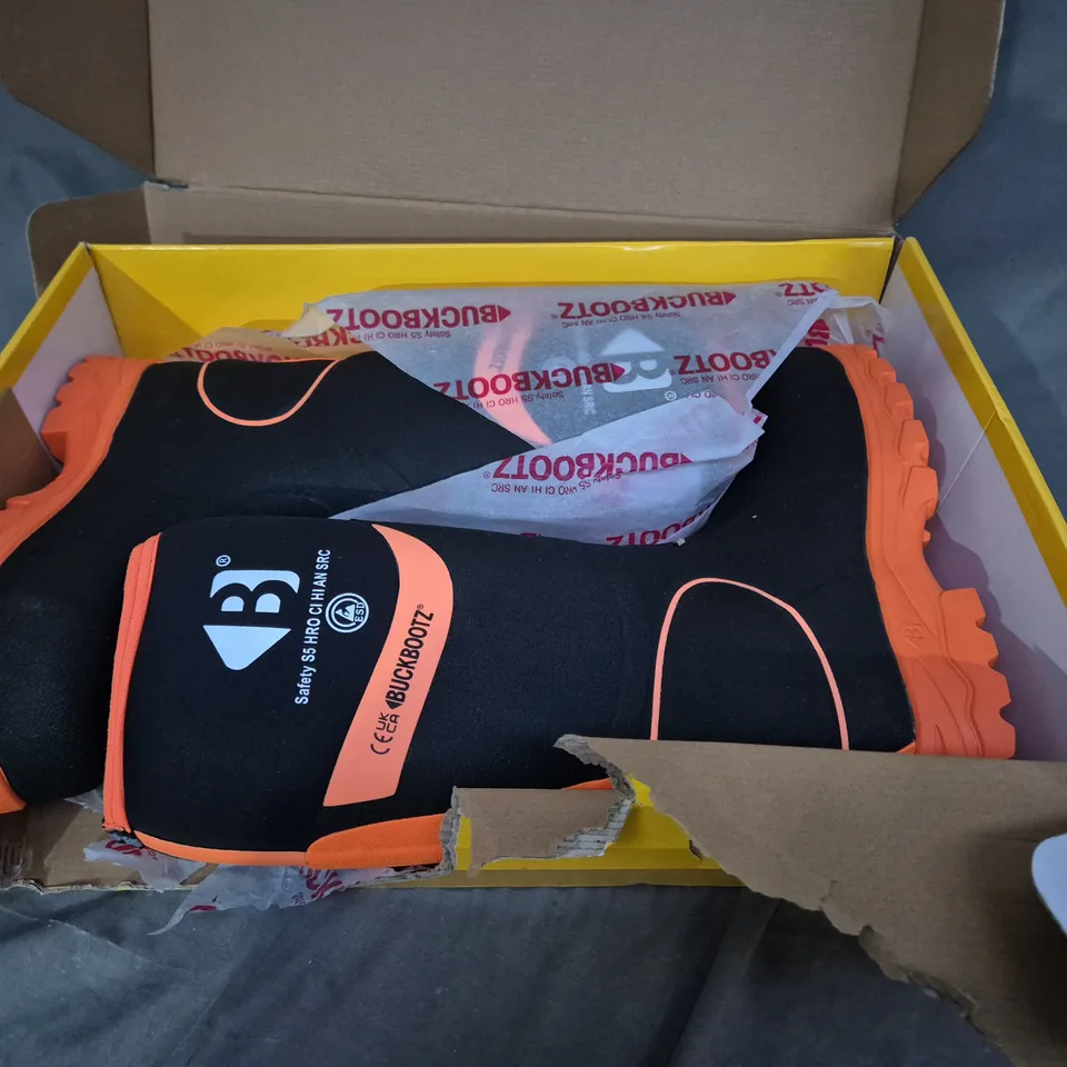 BOXED PAIR OF BUCKBOOTZ BBZ 8000 ORANGE UK 10