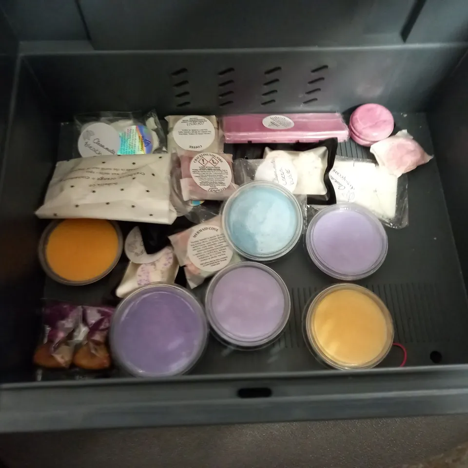 LOT OF ASSORTED WAX MELTS IN VARIOUS FRAGRENCES