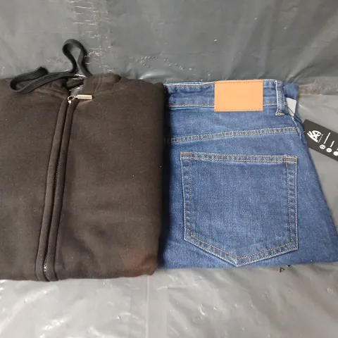 BOX OF APPROXIMATELY 9 MENS CLOTHING ITEMS TO INCLUDE JEANS AND HOODED TOPS - VARIOUS COLOURS AND SIZES