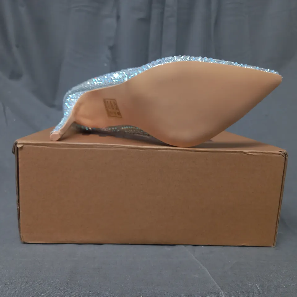 BOXED PAIR OF MOOW CLOSED TOE HIGH HEEL SHOES IN METALLIC SILVER W. JEWEL EFFECT EU SIZE 38