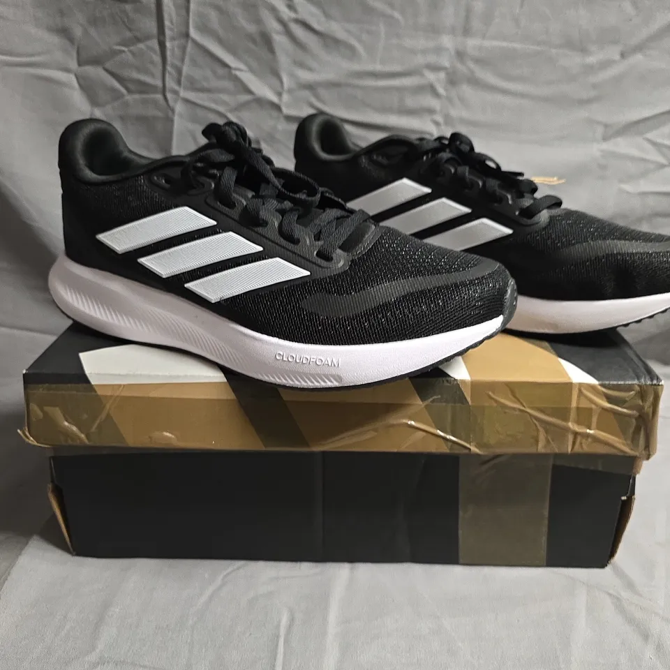 BOXED PAIR OF ADIDAS RUNFALCON 5 KIDS SHOES IN BLACK/WHITE SIZE UK 5