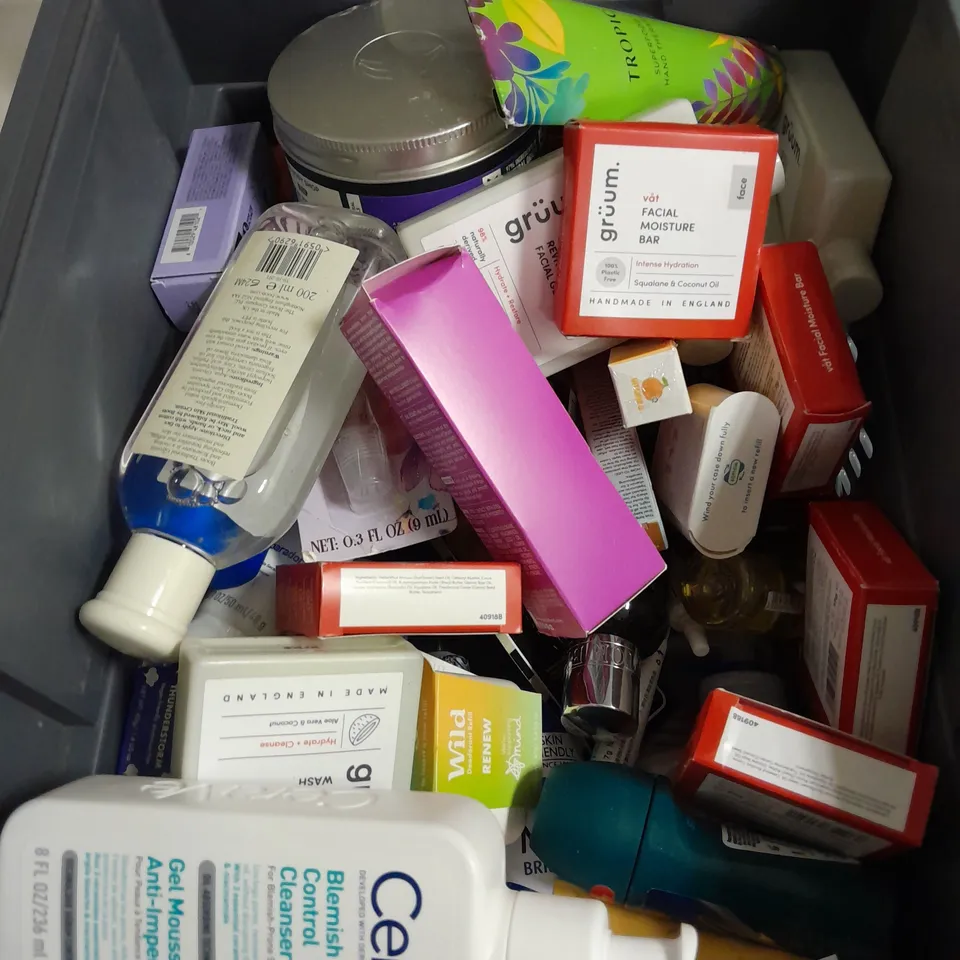 APPROXIMATELY 20 ASSORTED HEALTH & BEAUTY ITEMS TO INCLUDE - CHILD'S FARM BEDTIME BUBBLE BATH, GIVE ME CONDITIONER AND IMPERIAL LEATHER SOAP