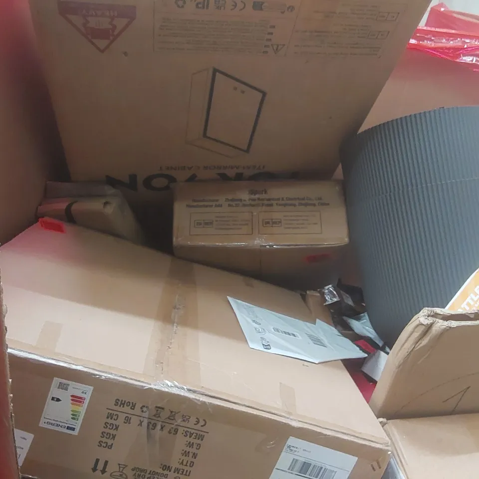 PALLET CONTAINING A LARGE QUANTITY OF ASSORTED ITEMS INCLUDING: TOKVON MIRROR CABINET, FOOTBALL BATTLE TOY, LARGE PLANTERS ECT