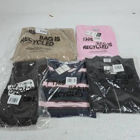 APPROXIMATELY 20 ASSORTED CLOTHING ITEMS IN VARIOUS SIZES, COLOURS & STYLES TO INCLUDE IZZY ZIP THROUGH TOP, CROPPED FIT MUSCLE TEE, CROPPED GRAPHIC ACTIVE TEE, ETC
