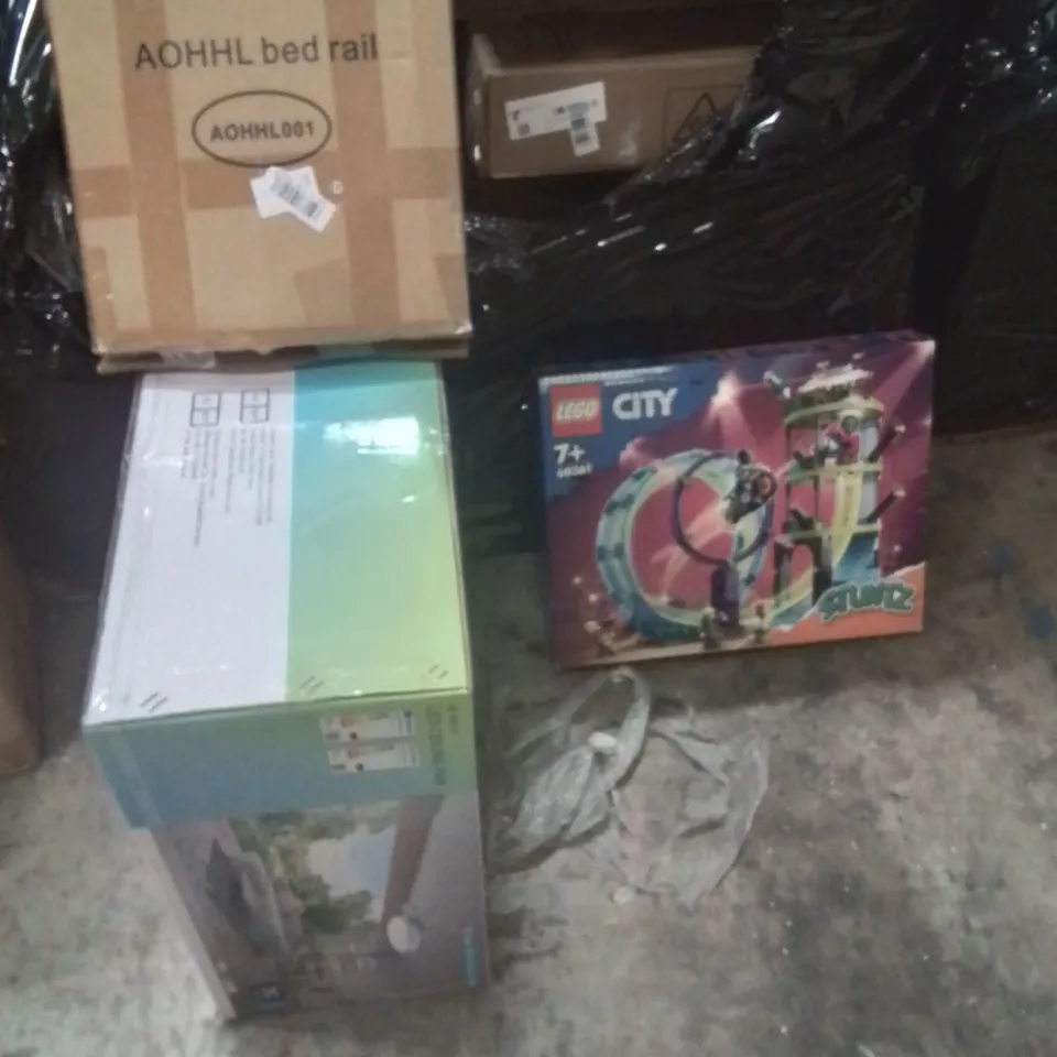 PALLET OF ASSORTED HOUSEHOLD GOODS AND PRODUCTS TO INCLUDE;CEILING LIGHT,BED RAIL,LEGO CITY STUNTZ 