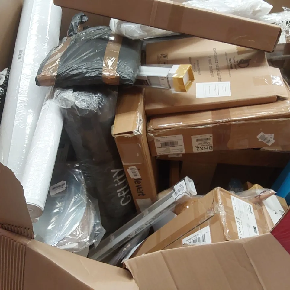 PALLET OF ASSORTED ITEMS INCLUDING: CHILDREN'S TRICYCLE, BALANCE BIKE, MATTRESS TOPPER, BLINDS ECT